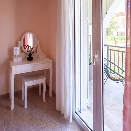Aparthotel Royal Jelly - Renovated With Pool Just 5 Minutes Walk From The By Mana Gers Marathiás