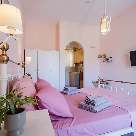 Royal Jelly - Renovated With Pool Just 5 Minutes Walk From The By Mana Gers 3* Marathiás