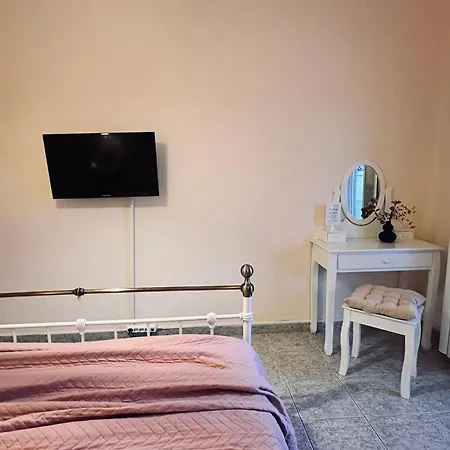 Royal Jelly - Renovated With Pool Just 5 Minutes Walk From The By Mana Gers Aparthotel Marathiás