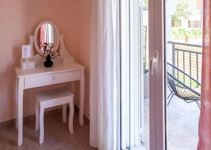 Appart hôtel Royal Jelly - Renovated With Pool Just 5 Minutes Walk From The By Mana Gers Marathiás