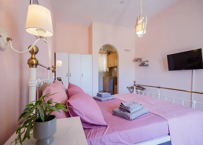 Royal Jelly - Renovated With Pool Just 5 Minutes Walk From The By Mana Gers 3* Marathiás